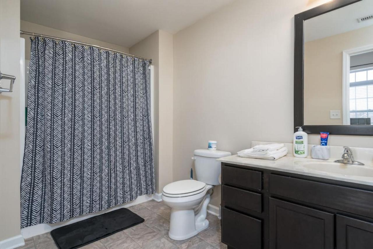 Апартаменты Private Bed Downtown Indy - Shared Индианаполис Экстерьер фото